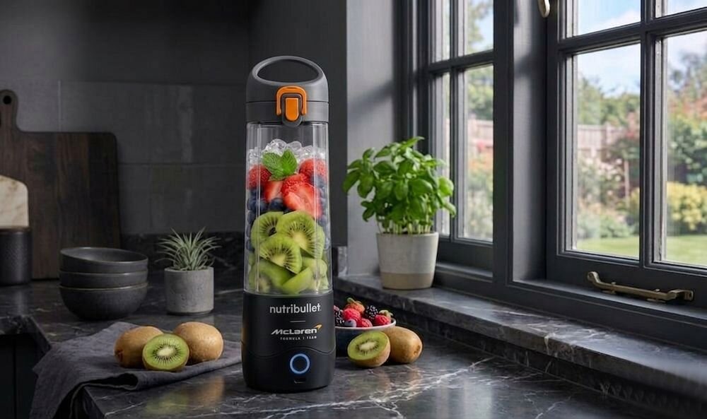 blender stojący na blacie w kuchni