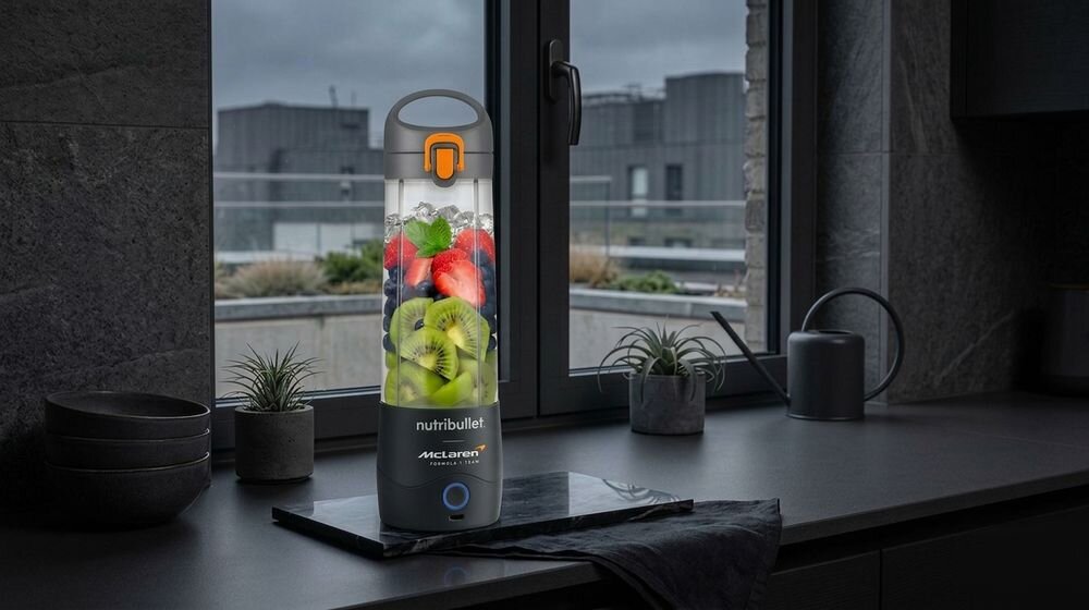 Blender personalny NUTRIBULLET Portable NBP003GO-MC stojący na blacie w kuchni