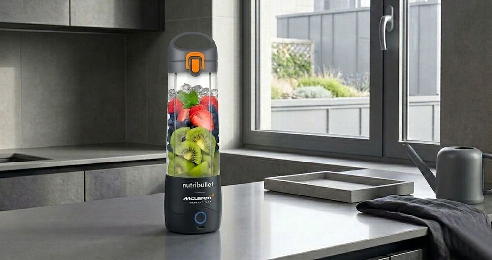 Blender personalny NUTRIBULLET Portable NBP003GO-MC stojący na blacie w kuchni podłączony do prądu