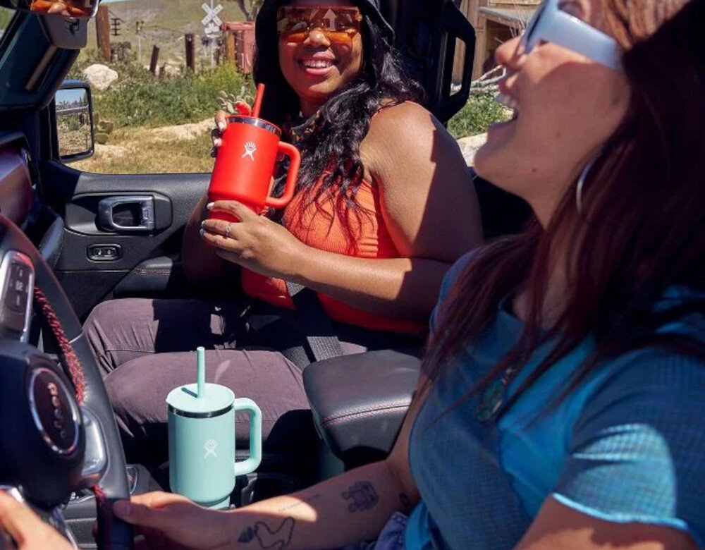 Kubek termiczny HYDRO FLASK All Around Travel Tumbler Jasnoróżowy 710 ml Dopasowanie do auta  pasuje do większości uchwytów samochodowych  bez kombinowania 