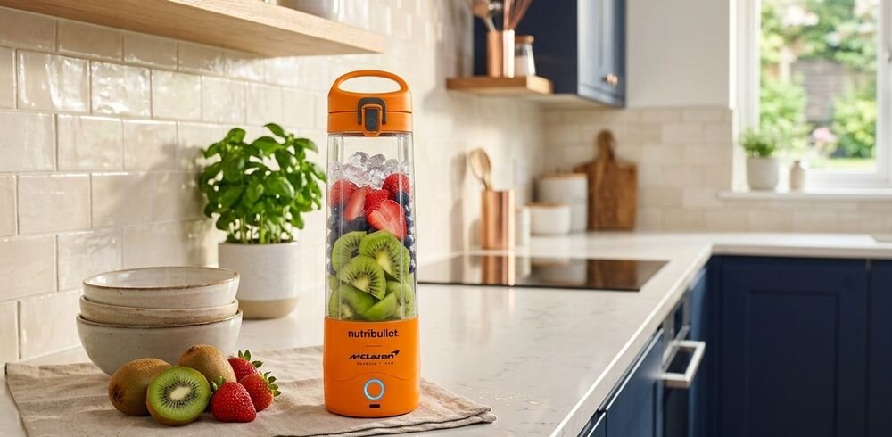 Blender personalny NUTRIBULLET Portable NBP003PA-MC stojący na blacie w kuchni