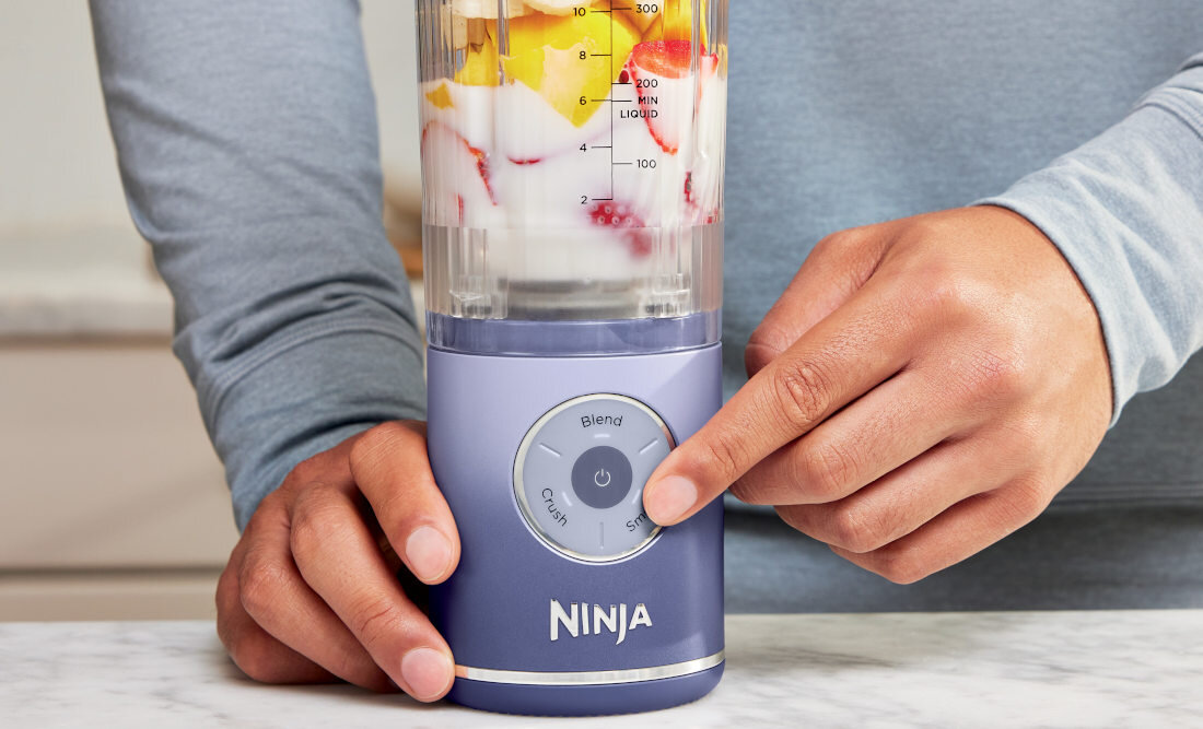 Blender personalny NINJA Blast Max BC251EUSL Lawendowy Prosta obsługa, intuicyjna wygoda jeden przycisk wskaźnik LED informacja stan baterii status pracy