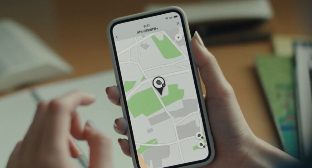 Słuchawki dokanałowe AUDIO-TECHNICA ATH-CKS30TW ANC alert zasięgu lokalizacja aplikacja, osoba trzymająca smartfon w ręku