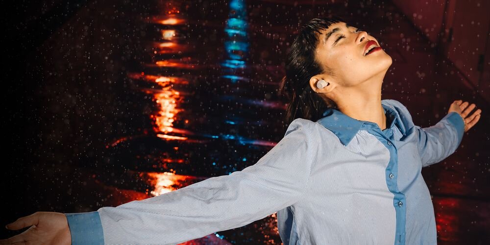 Słuchawki dokanałowe AUDIO-TECHNICA ATH-CKS30TW ANC 9 mm przetworniki głęboki bas, osoba z założonymi słuchawkami dokanałowymi