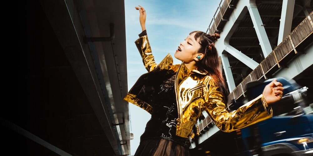 Słuchawki dokanałowe AUDIO-TECHNICA ATH-CKS30TW ANC IP55 odporność na wodę i pył, osoba z założonymi słuchawkami dokanałowymi