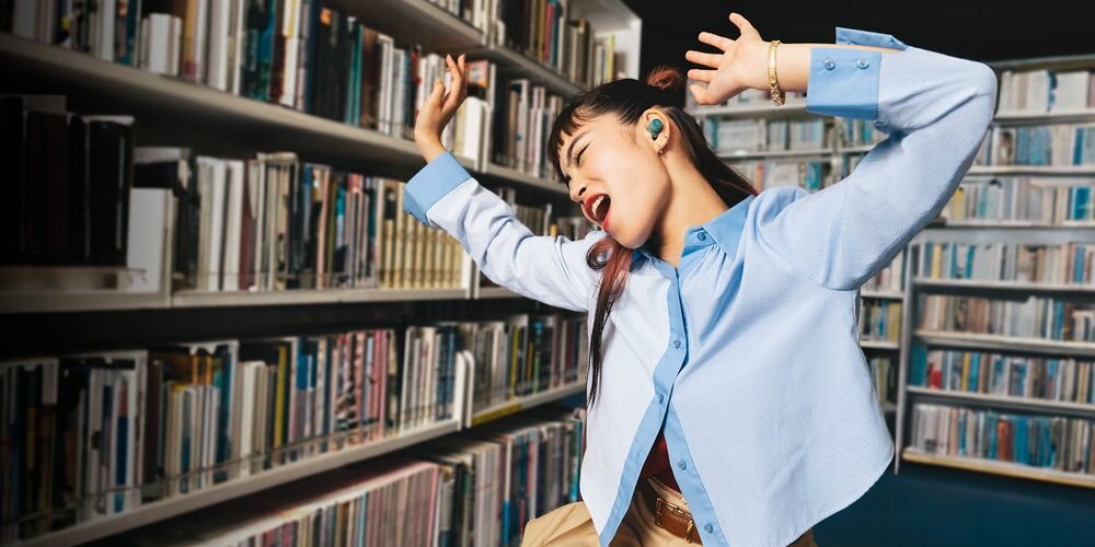 Słuchawki dokanałowe AUDIO-TECHNICA ATH-CKS30TW ANC ergonomiczne dopasowanie komfort noszenia, osoba z założonymi słuchawkami dokanałowymi