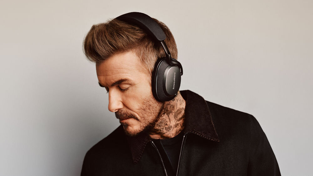Słuchawki nauszne BOWERS&WILKINS PX7 S3 ANC - Dźwięk bez kabli, mężczyzna w słuchawkach nausznych