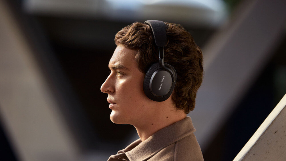 Słuchawki nauszne BOWERS&WILKINS PX7 S3 ANC - PRealistyczna scena stereo, mężczyzna w słuchawkach nausznych