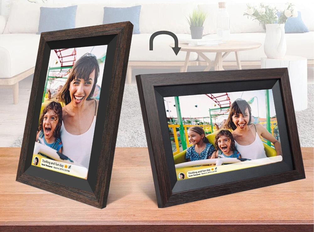 Ramka cyfrowa BLOW 10 Frameo Wi-fi Drewniana prezentacja ramek w dwóch pozycjach na szafce w tle pokój obsługa orientacji pionowej i poziomej automatyczna rotacja