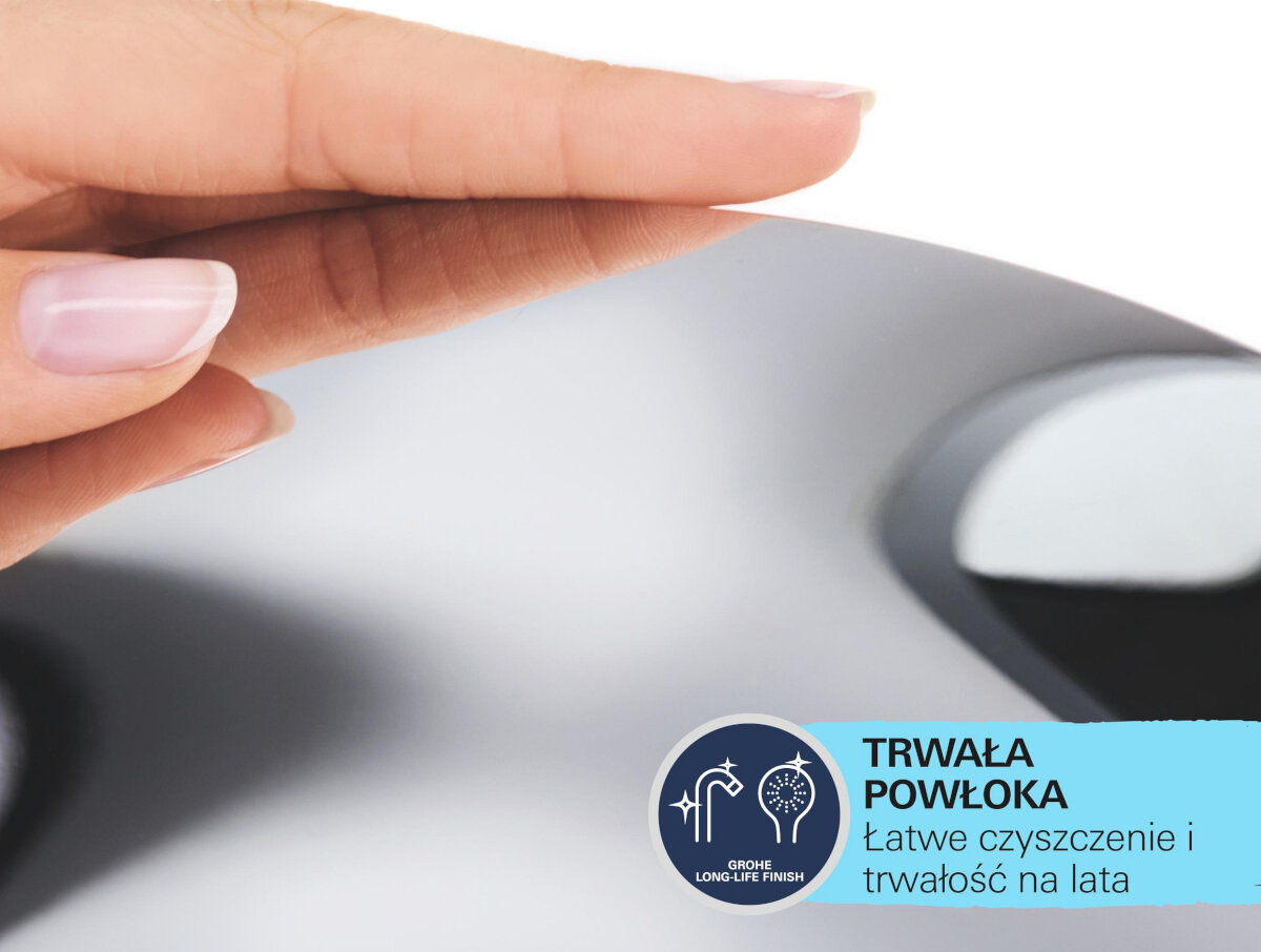 BATERIA UMYWALKOWA GROHE EUROSMART COSMOPOLITAN 23327000 CHROM Zdjęcie pokazuje dłoń delikatnie muskającą gładką, połyskującą powierzchnię armatury. W prawym dolnym rogu znajduje się grafika informująca o trwałej powłoce GROHE Long-Life Finish i jej odporności na lata użytkowania elegancki design armatury chromowana powłoka long life trwały korpus polimerowy bateria 7 lat zasilania odporna powierzchnia chromowana