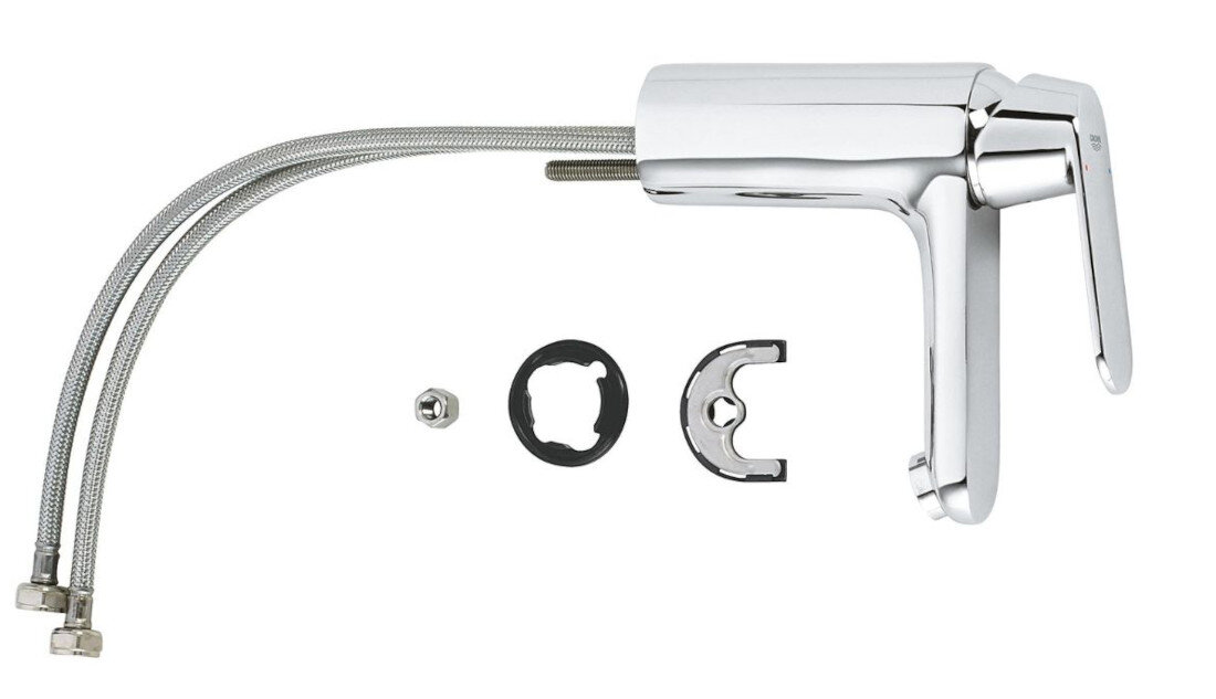 BATERIA UMYWALKOWA GROHE EUROSMART COSMOPOLITAN 23327000 CHROM Zdjęcie prezentuje kompletny zestaw elementów instalacyjnych wraz z baterią: wężyki, mocowania, adaptery, baterię zasilającą i akcesoria. Wszystkie części są rozłożone i pokazane w układzie „z góry” na jasnym tle Zawartość zestawu elementy