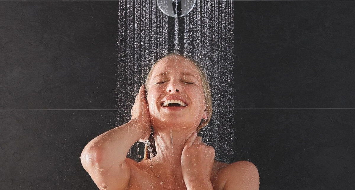 BATERIA WANNOWO-PRYSZNICOWA GROHE EUROCUBE PODTYNKOWA 24062000 CHROM Zdjęcie przedstawia kobietę pod prysznicem w trakcie kąpieli podtynkowa bateria łazienkowa wielofunkcyjna ceramiczna płynna precyzyjna 2 wyjścia wody