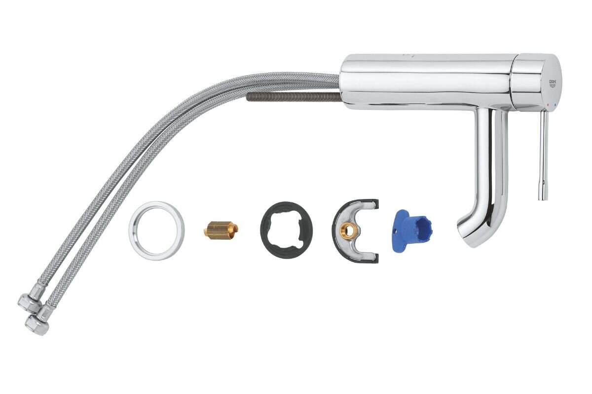 BATERIA UMYWALKOWA GROHE ESSENCE STOJĄCA 23590001 CHROM zdjęcie przedstawia rozłożoną baterię wraz z kompletem elementów montażowych, w tym wężami przyłączeniowymi i akcesoriami. Wszystkie części są ułożone w jednej linii, co ułatwia zobrazowanie zestawu montażowego