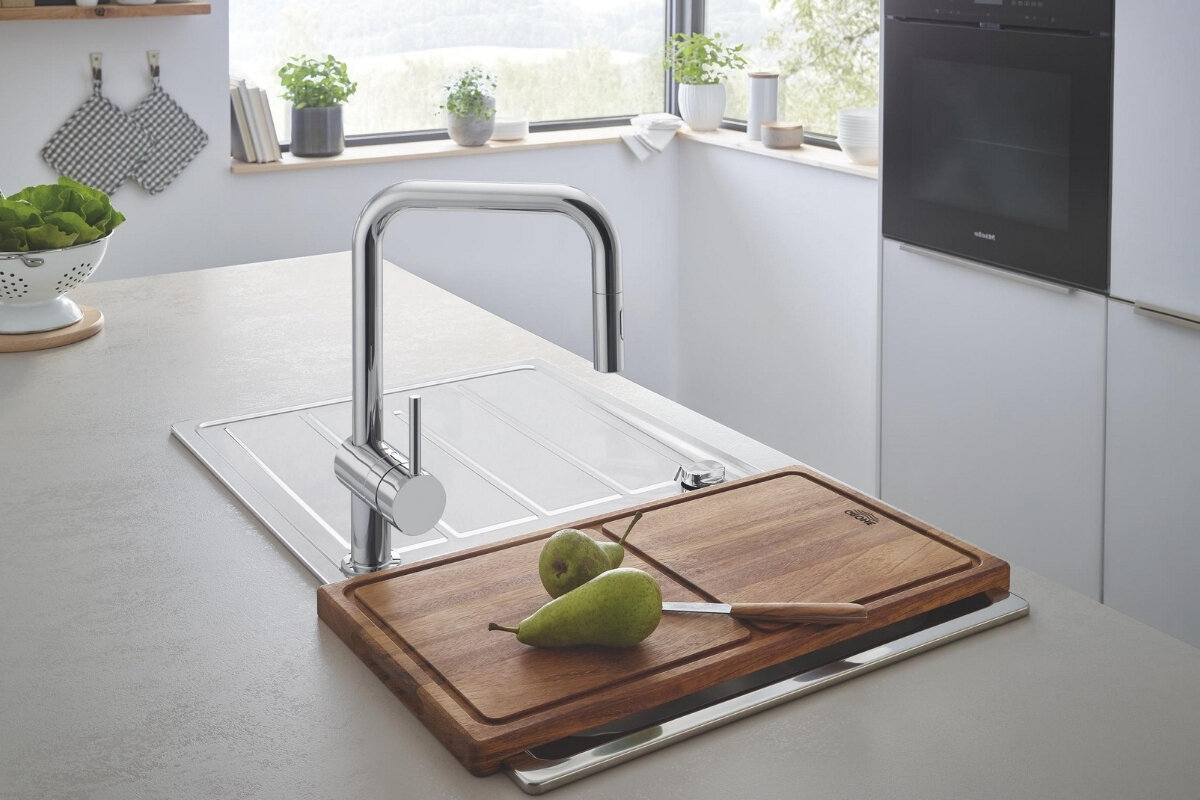 BATERIA KUCHENNA GROHE MINTA 32322002 CHROM Chromowana bateria kuchenna przy zlewie z deską do krojenia ustawioną na ociekaczu elegancki design wysoka wylewka smukły korpus chromowe wykończenie aranżacja