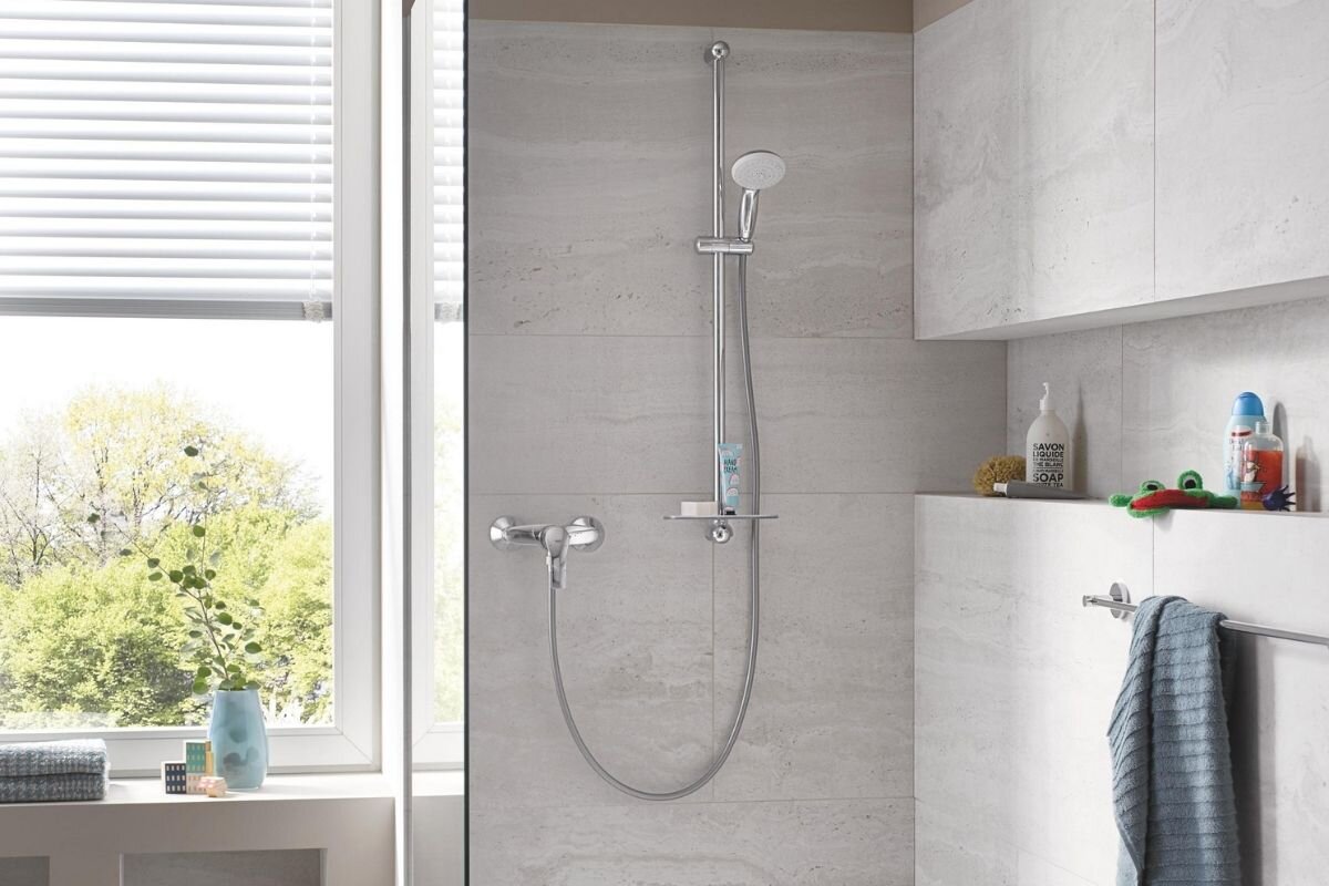 BATERIA PRYSZNICOWA ŚCIENNA GROHE EUROSMART STARLIGHT CHROME 33555002 CHROM Zestaw prysznicowy z baterią, słuchawką i drążkiem zamontowany w nowoczesnej, jasnej łazience