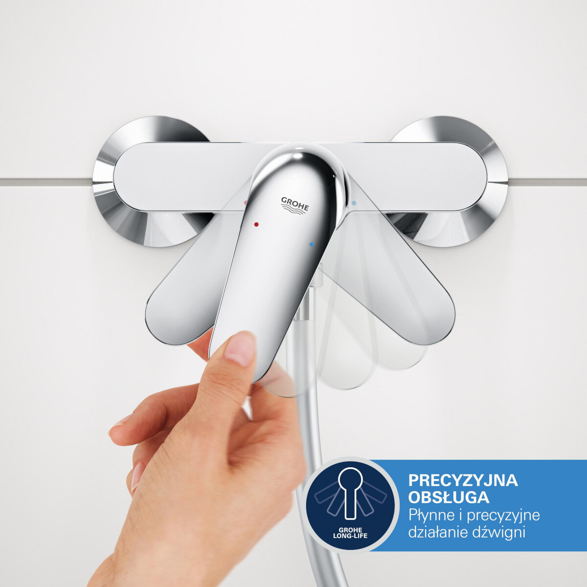 BATERIA PRYSZNICOWA ŚCIENNA GROHE EUROSMART STARLIGHT CHROME 33555002 CHROM Ręka ustawia dźwignię baterii prysznicowej, pokazując jej płynne i precyzyjne działanie ceramiczna głowica precyzyjna regulacja metalowa dźwignia rozety przyłącze 1/2