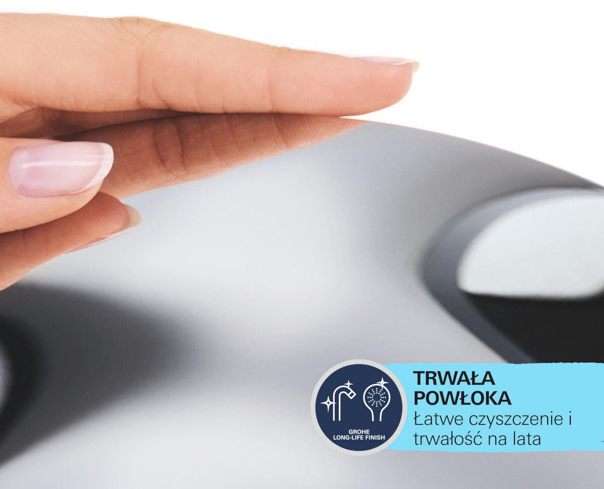 BATERIA PRYSZNICOWA ŚCIENNA GROHE EUROSMART STARLIGHT CHROME 33555002 CHROM Zbliżenie dłoni przesuwającej po gładkiej powierzchni baterii, podkreślające trwałą i łatwą w czyszczeniu powłokę design klasyczne wzornictwo chrom Long-Life odporność zarysowania łatwe czyszczenie styl łazienka