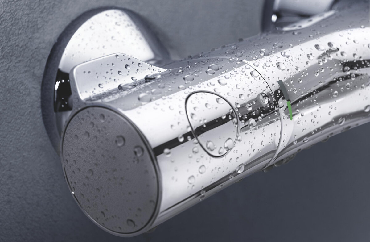 BATERIA WANNOWO-PRYSZNICOWA GROHE GROHTHERM 800 ŚCIENNA 34567000 Zbliżenie na pokrętło baterii termostatycznej z widocznymi oznaczeniami temperatury i kroplami wody przycisk EcoButton oszczędność wody 50% niższe rachunki ekologia kontrola ciśnienia