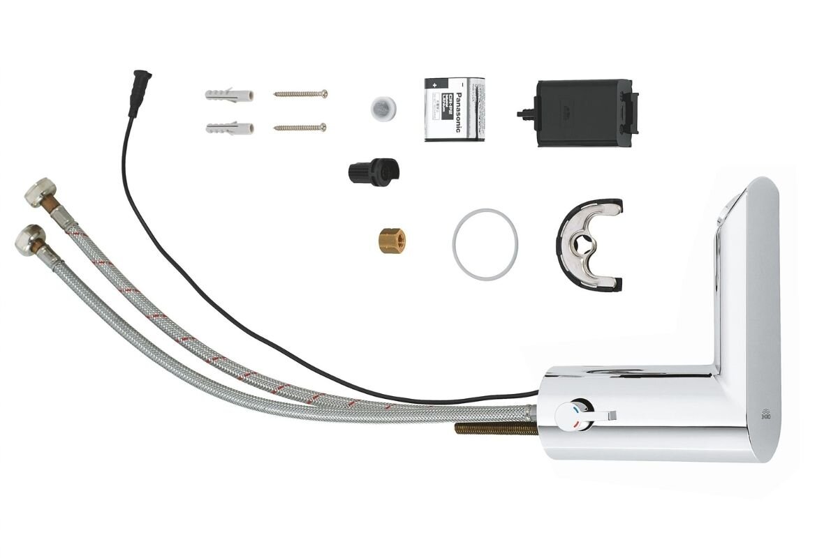 BATERIA UMYWALKOWA GROHE BAU COSMOPOLITAN E ELEKTRONICZNA 36451000 CHROM Zdjęcie prezentuje kompletny zestaw elementów instalacyjnych wraz z baterią: wężyki, mocowania, adaptery, baterię zasilającą i akcesoria. Wszystkie części są rozłożone i pokazane w układzie „z góry” na jasnym tle Zawartość zestawu elementy
