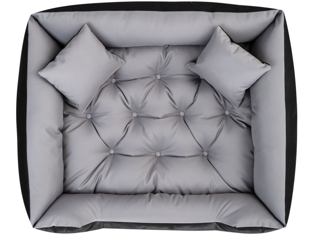 Wytrzymałe legowisko PRESTIGE Ecco odporne na drapanie i codzienne użytkowanie Zdjęcie produktu z góry (ujęcie flat lay) prezentujące puste, prostokątne legowisko dla psa. Jasnoszara poduszka wewnętrzna jest pikowana (w stylu Chesterfield), a w rogach znajdują się dwie małe poduszki. Zewnętrzna krawędź jest czarna.