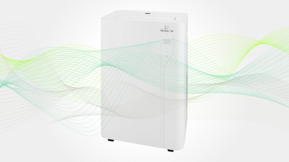 Biały klimatyzator z widocznym logo \'Mission Air\' na górze. W tle znajdują się zielone i niebieskie fale symbolizujące przepływ powietrza.