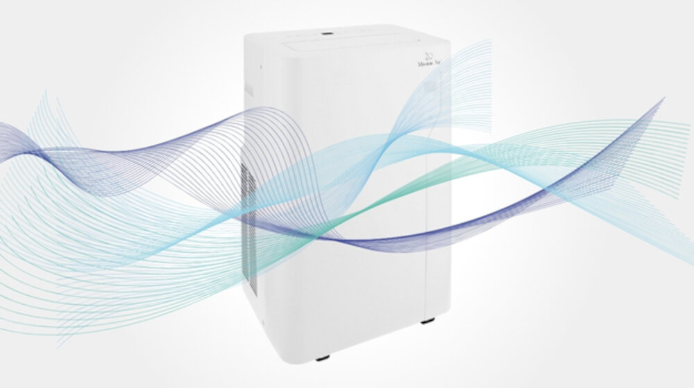 Biały klimatyzator z widocznym logo \'Mission Air\' na górnej części. Przez obraz przechodzą kolorowe, faliste linie symbolizujące przepływ powietrza.