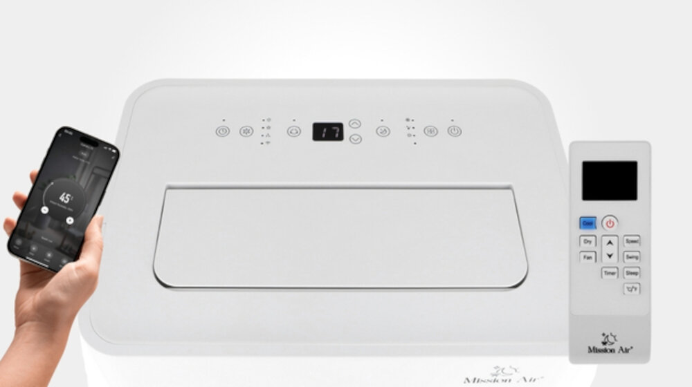 Na obrazie widoczny jest biały panel klimatyzatora z wyświetlaczem i przyciskami oraz pilot zdalnego sterowania z przyciskami oznaczonymi m.in. jako \'On\', \'Dry\', \'Fan\', \'Sleep\'. Obok panelu znajduje się dłoń trzymająca smartfon z aplikacją pokazującą ustawienia klimatyzatora.