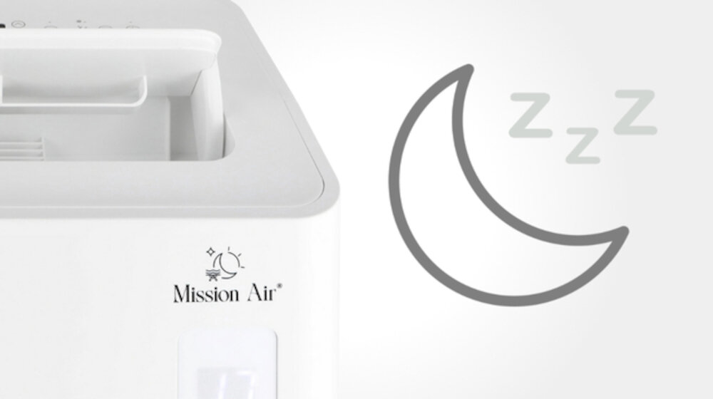 Obraz przedstawia fragment klimatyzatora z widocznym logo \'Mission Air\'. Obok znajduje się ikona księżyca z literami \'zzz\'.