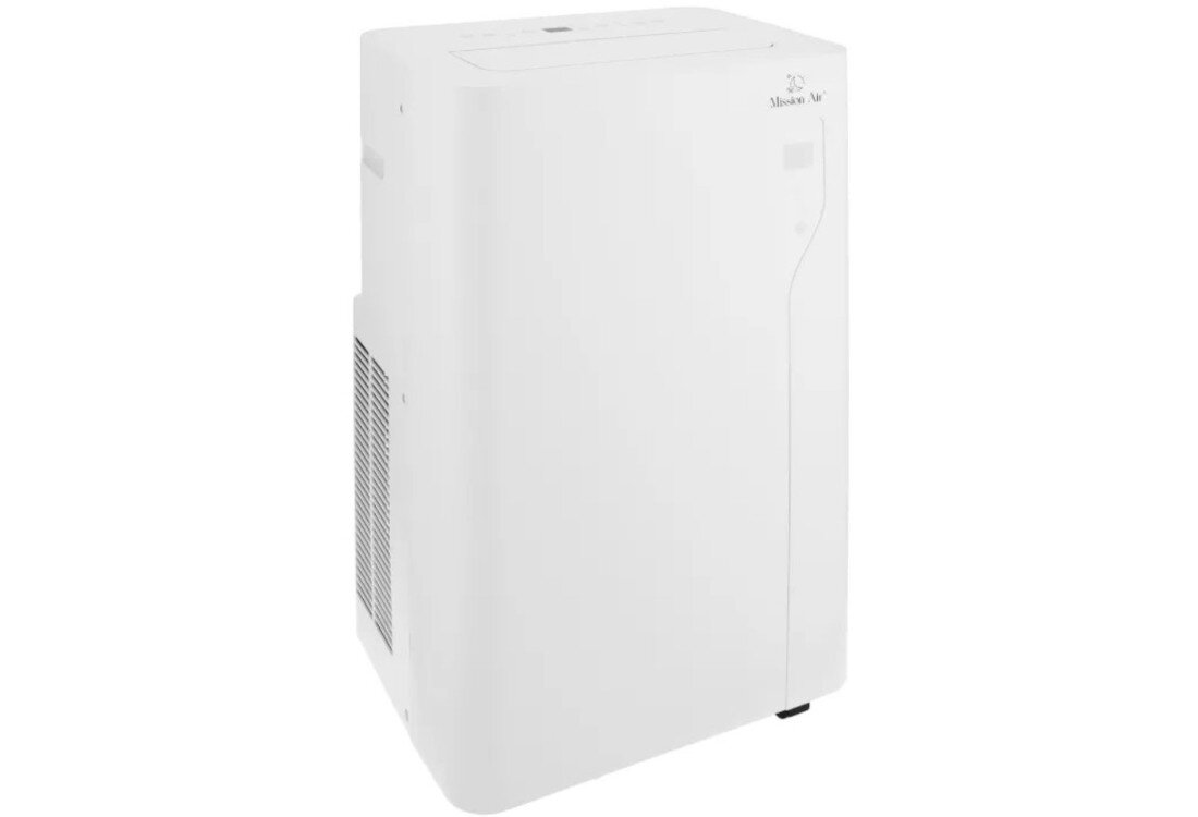 Biały klimatyzator z widocznym logo \'Mission Air\' na górnej części obudowy. Urządzenie ma prostokątny kształt z kratką wentylacyjną z boku.