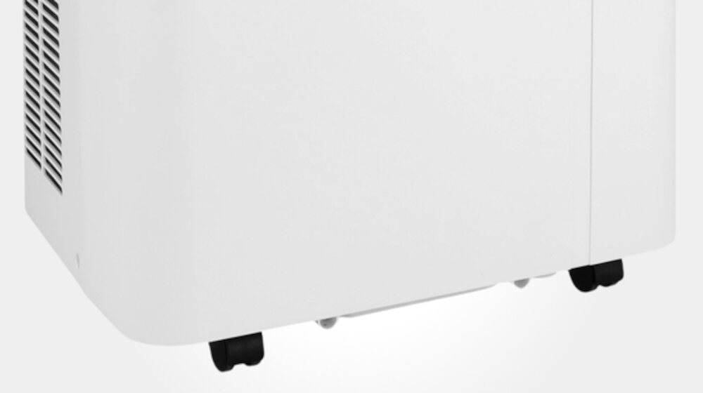 Biały klimatyzator na kółkach z widocznymi otworami wentylacyjnymi z boku.