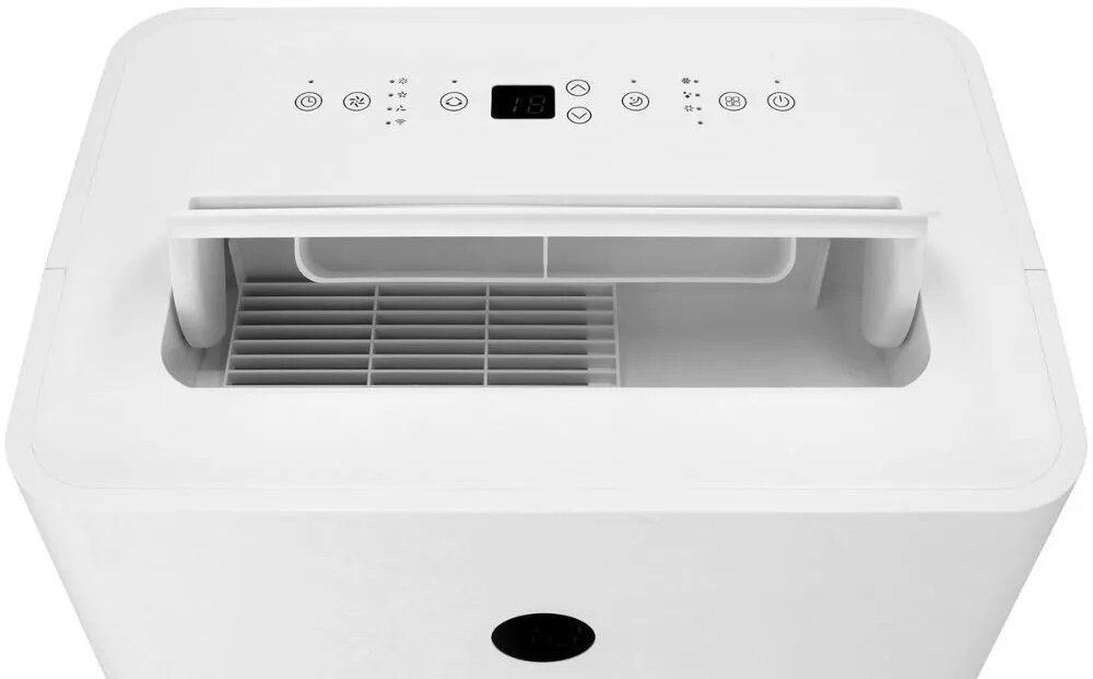 Biały klimatyzator z panelem sterowania na górze, wyświetlaczem cyfrowym pokazującym \'18\' oraz kilkoma ikonami funkcyjnymi. Widoczny jest wylot powietrza z żaluzjami.