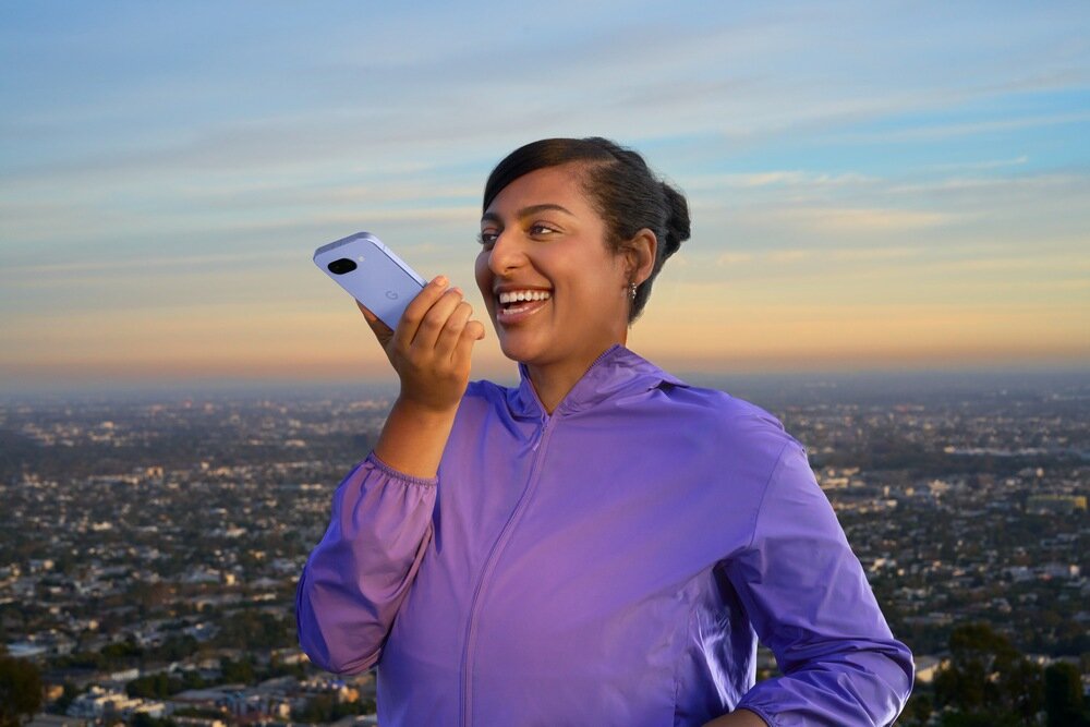 Smartfon GOOGLE Pixel 9a kobieta dyktuje do telefonu  