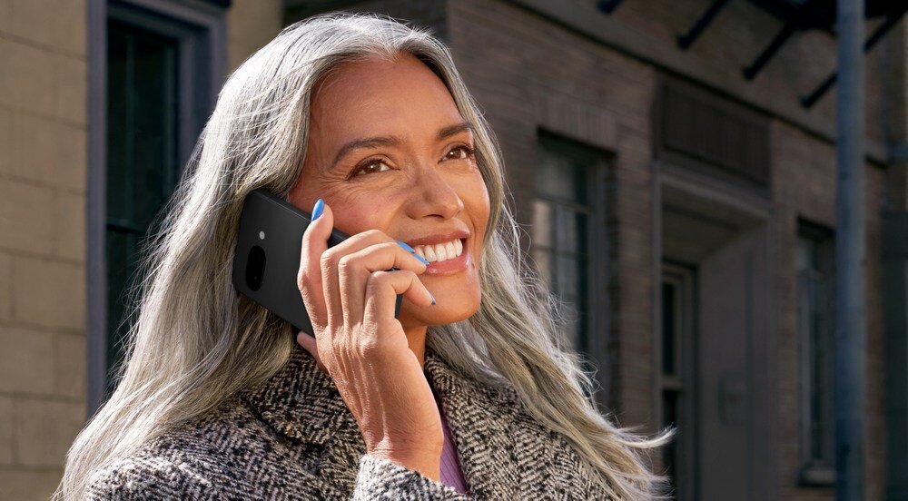 Smartfon GOOGLE Pixel 9a podczas rozmowy w mieście  