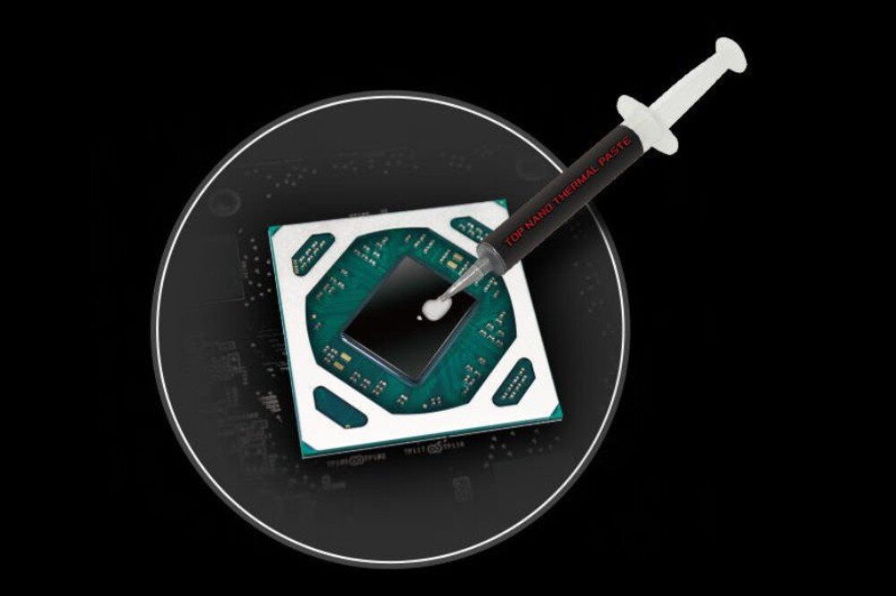 Karta graficzna ASROCK Radeon RX 9060 XT Challenger OC 16GB Ilustracja przedstawiająca nanoszenie pasty termicznej z aplikatora na powierzchnię procesora graficznego, pasta termoprzewodząca, zgrzewy, śruby