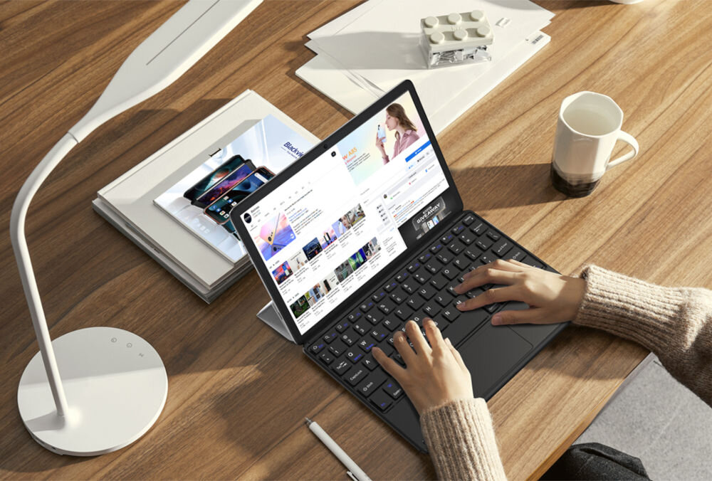 Tablet OSCAL Pad 7 10.1 cali 4/128 GB Wi-Fi LTE Szary prezentacja urządzenia podczas codziennego korzystania w pokoju na biurku tablet w poziomie