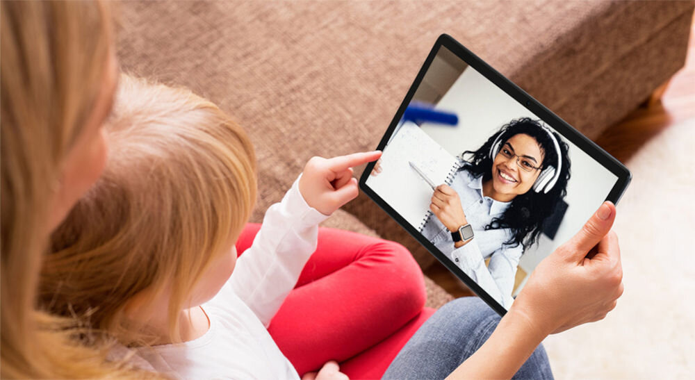 Tablet OSCAL Pad 7 10.1 cali 4/128 GB Wi-Fi LTE Szary prezentacja urządzenia podczas oglądania filmiku tablet trzymany w rękach w poziomie ekran 10. 1 cali technologia incell smukła obudowa dobra jakość obrazu rozdzielczość 800 x 1280 px jasność do 350 nitów pełne kąty widzenia komfort w domu i podróży