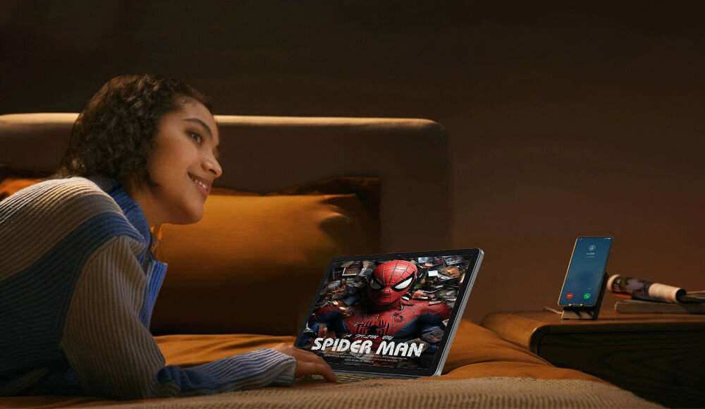 Tablet OSCAL Pad 90 11 cali 8/128 GB LTE Wi-Fi Niebieski prezentacja urządzenia podczas codziennego korzystania w pokoju na łóżku dziewczyna oglądanie filmów tablet w poziomie
