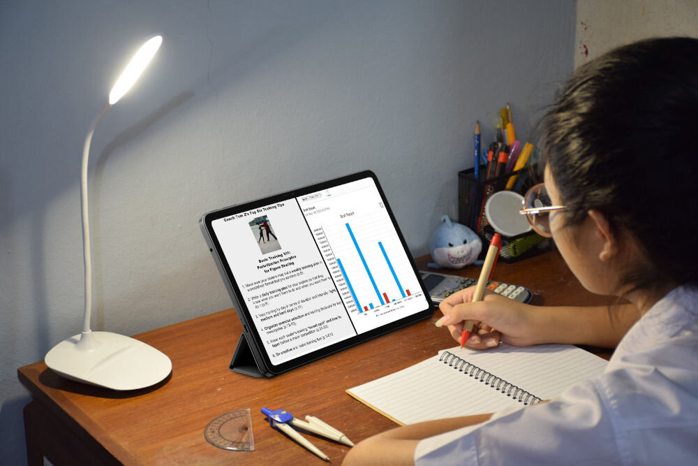 Tablet OSCAL Pad 100 12 cali 8/256 GB LTE Wi-Fi Niebieski prezentacja urządzenia podczas robienia notatek w pokoju na biurko tablet w poziomie