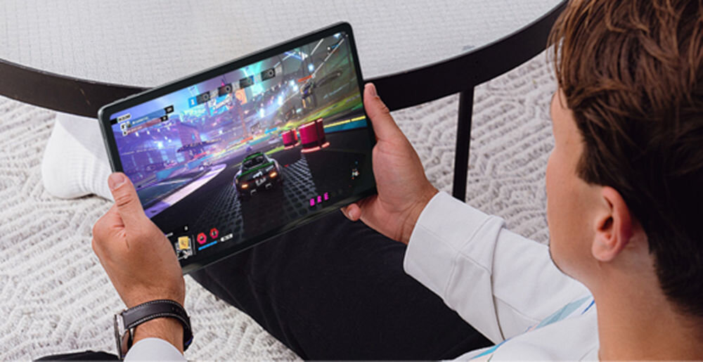 Tablet OSCAL Pad 100 12 cali 12/256 GB LTE Wi-Fi Niebieski prezentacja urządzenia podczas grania w gry samochód tablet w poziomie wyświetlacz IPS rozdzielczość 1200 x 2000 px proporcje 16:10 jasność do 380 cd/m kwadratowych widoczność w różnych warunkach filmy gry praca