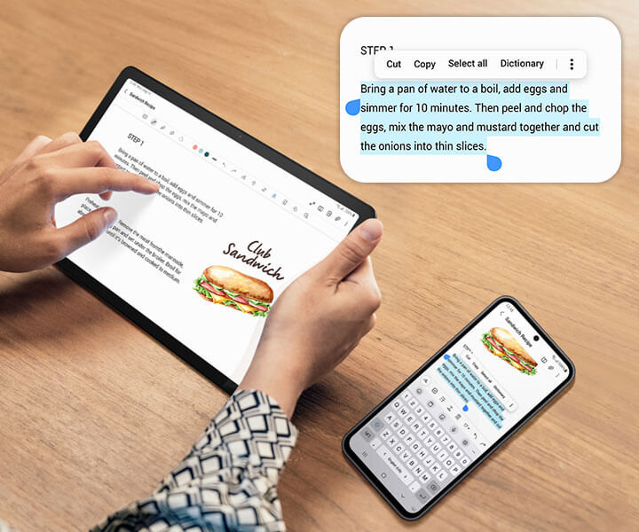 Osoba dotyka Galaxy Tab A9 Plus. Po prawej stronie znajduje się smartfon Galaxy. Oba urządzenia wyświetlają ten sam ekran. Smartfon ma część tekstu zaznaczoną na niebiesko, aby wskazać funkcję kopiowania i wklejania na różnych urządzeniach. Nad urządzeniami znajduje się powiększona zaznaczona część z opcjami zaznaczenia wszystkiego, wycięcia, skopiowania, udostępnienia i nie tylko.