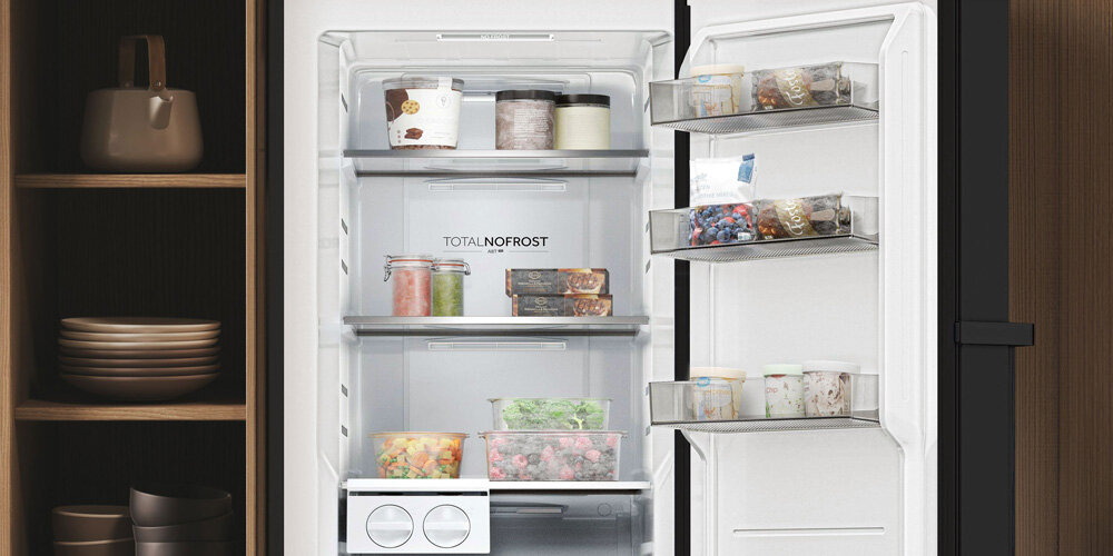 ZAMRAŻARKA HAIER H4F306DDH1R wnętrze otwarta półki szuflady balkoniki wyposażenie wnętrza estetyka wysoka jakość łatwe czyszczenie balkoniki na drzwiach 3 półki 4 szuflady