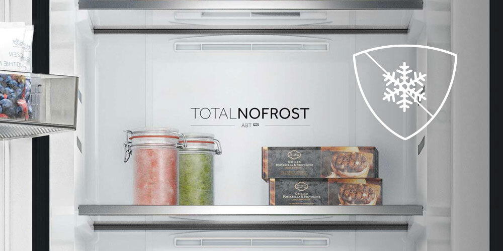 ZAMRAŻARKA HAIER H4F306DDH1L otwarta wnętrze tylna ściana napis technologia grafika Total No Frost bez lodu szronu mieszania zapachów bez ręcznego rozmrażania