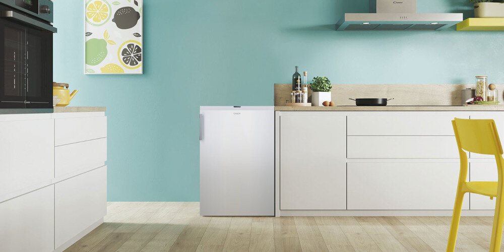 ZAMRAŻARKA CANDY CNUQ2L58EWH wizualizacja kuchnia szafki zamrażarka front zamknięta wygląd biały kolor ikona dopasowana do wnętrza prosta forma wysoka jakość funkcjonalność