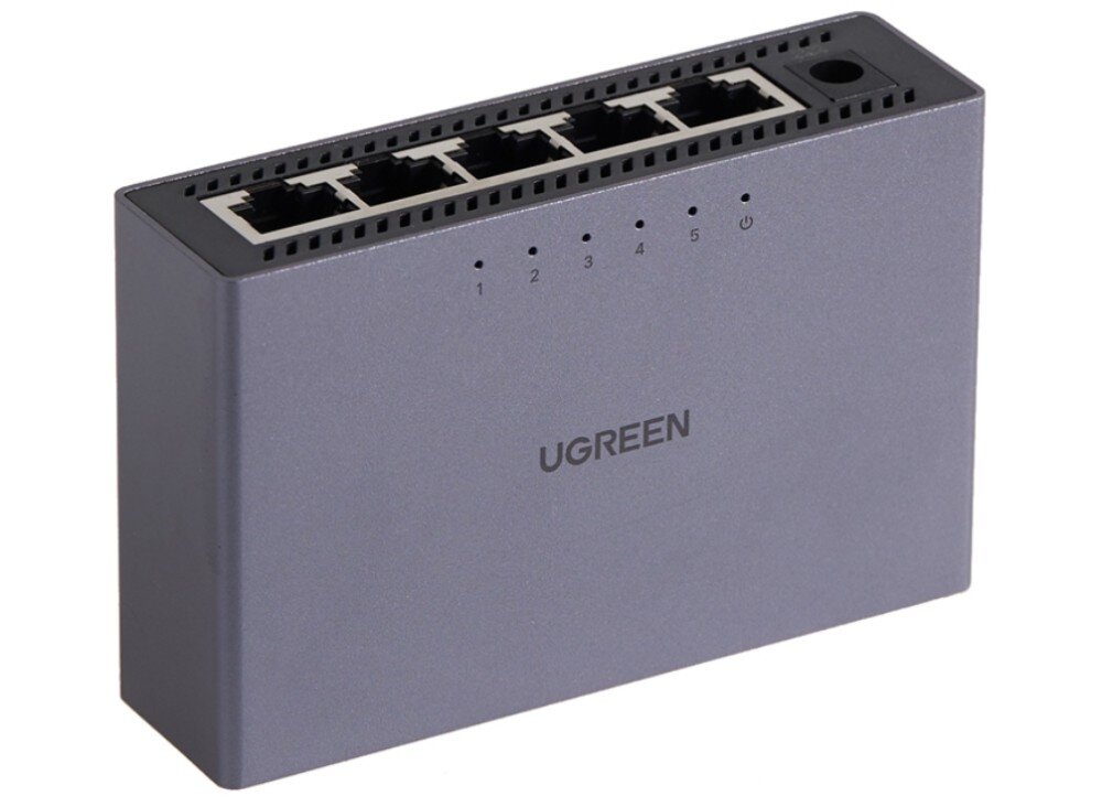 Switch UGREEN CM633 Szary przełącznik sieciowy w kształcie prostopadłościanu widziany z góry pod kątem, z pięcioma portami RJ45 i jednym gniazdem zasilania na górnym panelu oraz ponumerowanymi diodami na boku