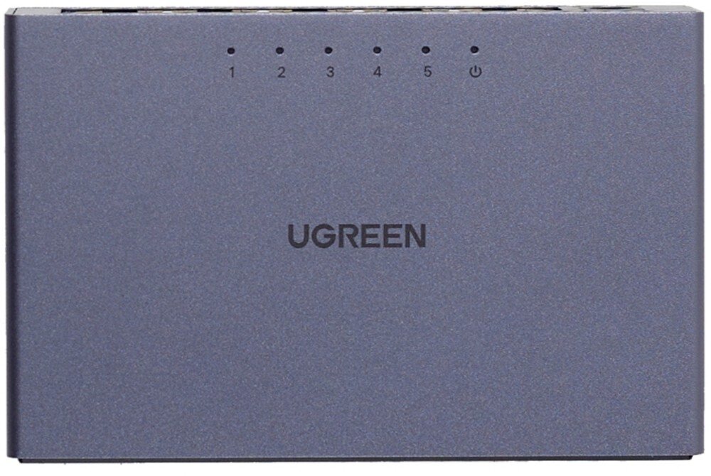 Switch UGREEN CM633 Widok na boczny panel metalowego urządzenia z logo marki pośrodku oraz rzędem pięciu ponumerowanych kontrolek LED i ikoną zasilania u góry