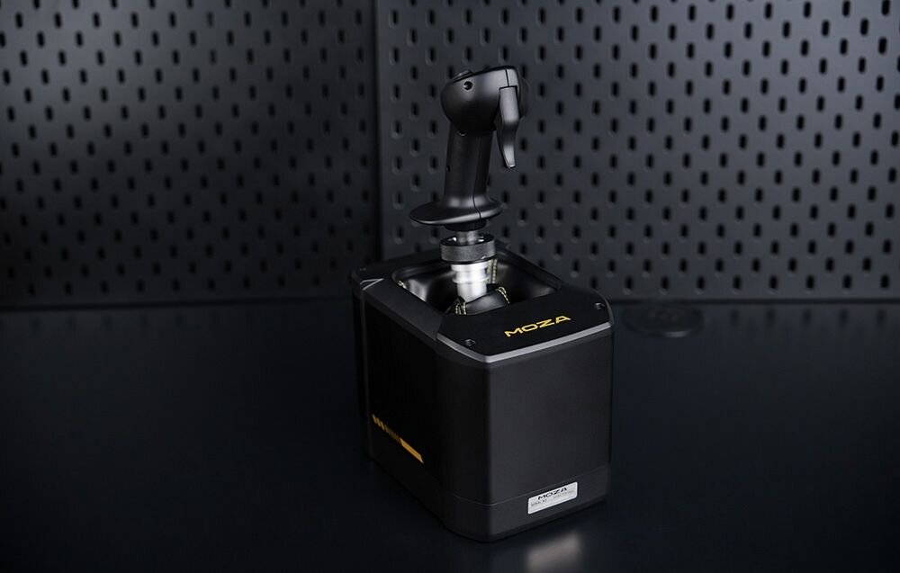Baza na joystick MOZA Racing AB9 Force Feedback Baza MOZA z zamontowanym czarnym drążkiem sterowniczym na ciemnym blacie.