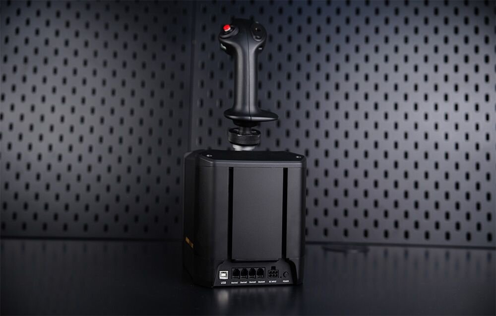 Baza na joystick MOZA Racing AB9 Force Feedback Widok na tylny panel bazy z portami komunikacyjnymi i zamontowanym drążkiem system MCLS, MOZA Control Loading System regulacja szczegółowe odwzorowanie sił