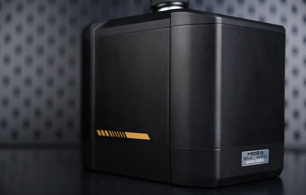 Baza na joystick MOZA Racing AB9 Force Feedback Profil obudowy bazy z naklejką seryjną i złotymi akcentami dekoracyjnymi wysoka rozdzielczość, brak opóźnień, odzwierciedlenie ruchu, decyzja pilota