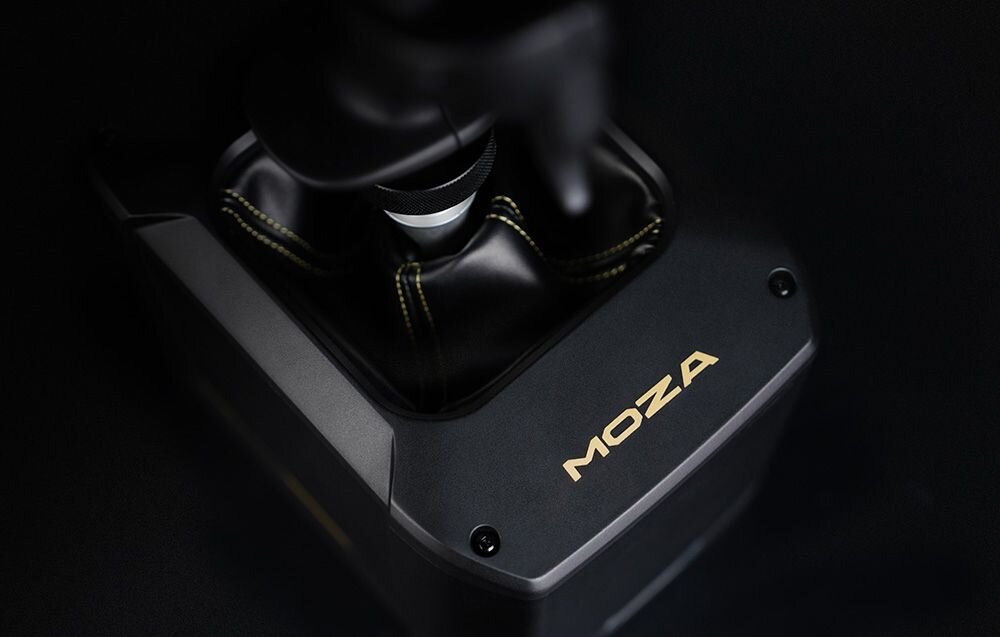 Baza na joystick MOZA Racing AB9 Force Feedback Zbliżenie pod kątem na skórzane wykończenie i złote logo MOZA na obudowie MSFS2020, DCS, War Thunder, kompatybilność gier