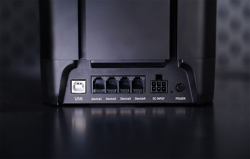 Baza na joystick MOZA Racing AB9 Force Feedback Widok z bliska na porty USB, Device 1-4 oraz wejście zasilania DC bazy otwarty ekosystem, montaż na biurku, uniwersalność, akcesoria MOZA porty USB-B, gniazda Device, zasilanie DC, panel tylny